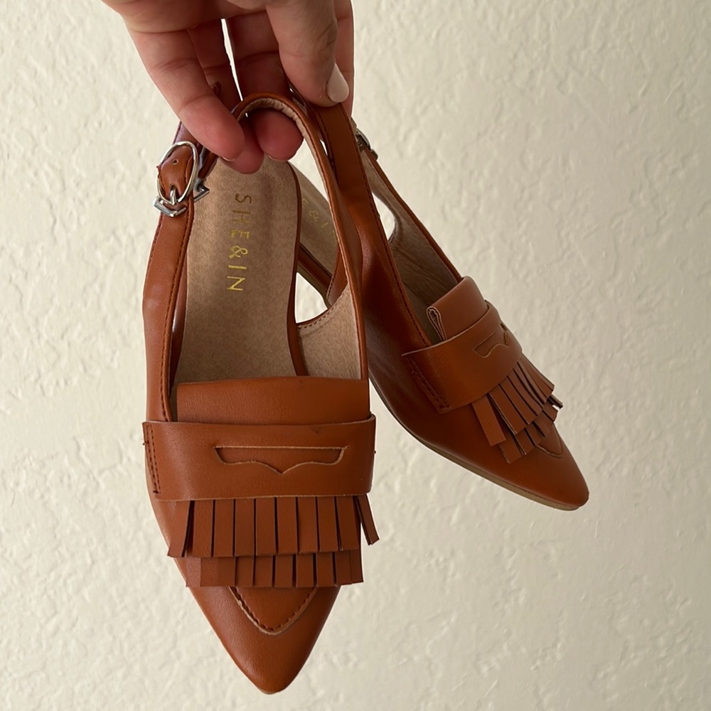 Minamilist pointy flats